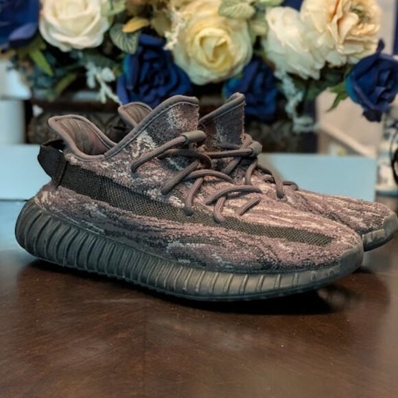 B31 ADIDAS Yeezy Boost 350 V2 - Picture 1 of 10